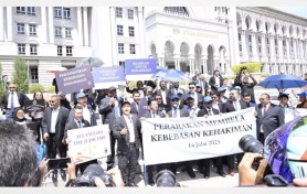 Hundreds of Malaysian lawyers march to Anwar’s office over judicial appointment controversy
