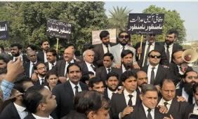 Pakistan: Lawyers clash with police amid 27th amendment protests