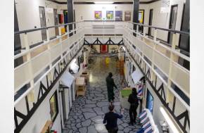 UK: Serco accused of ‘petty and vindictive’ removal of artwork from court cells - Government contractor stripped custody suites in England and Wales of motivational murals, report says